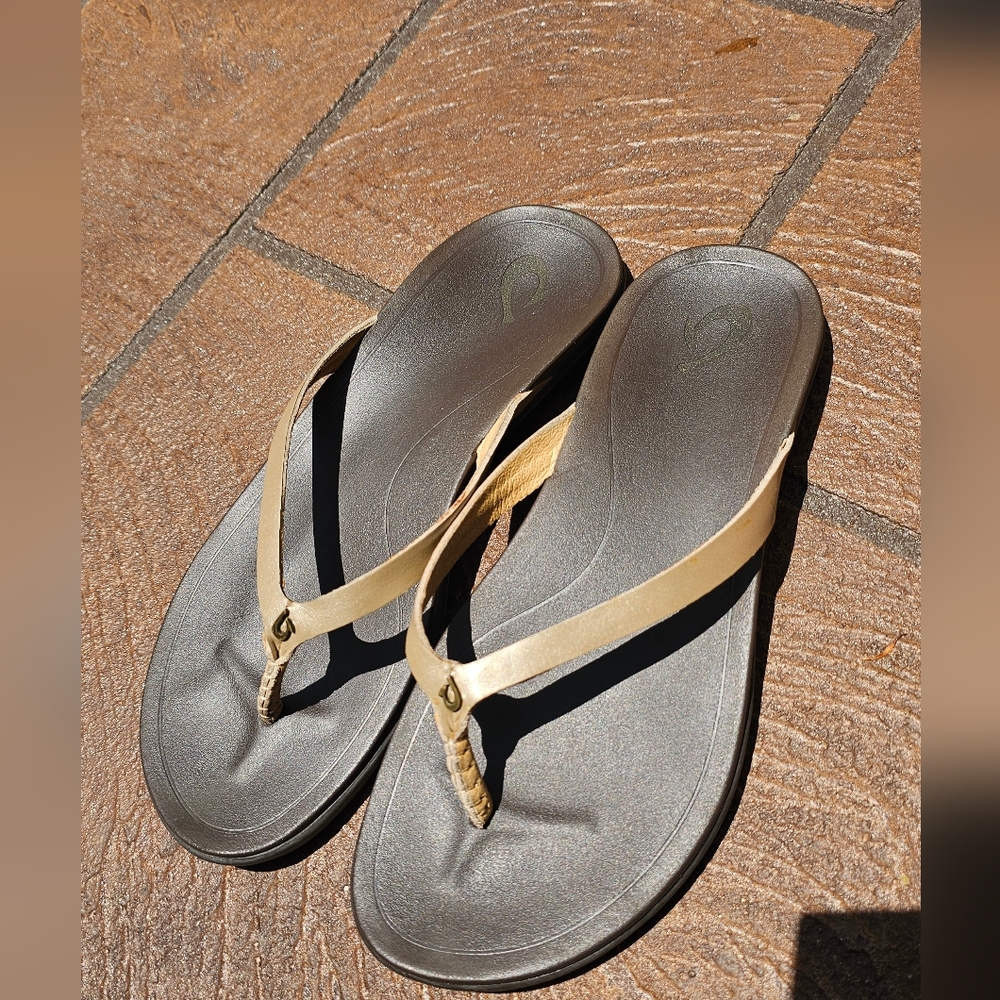 OluKai Women's Tan and Black Sandals Leather